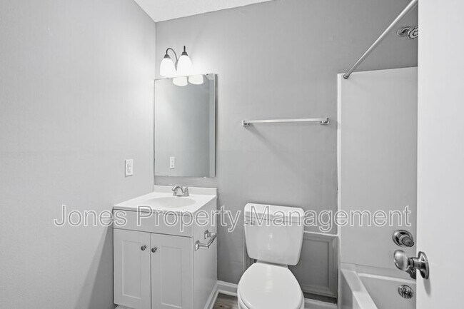 Building Photo - 905 Chimneys Ln