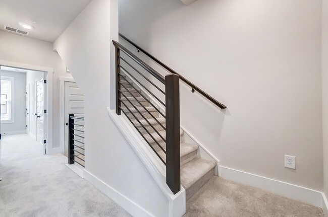 Building Photo - 3 Bedroom Townhome minutes from South End!