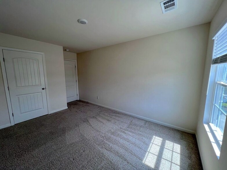 Building Photo - 5356 Barberry Ave