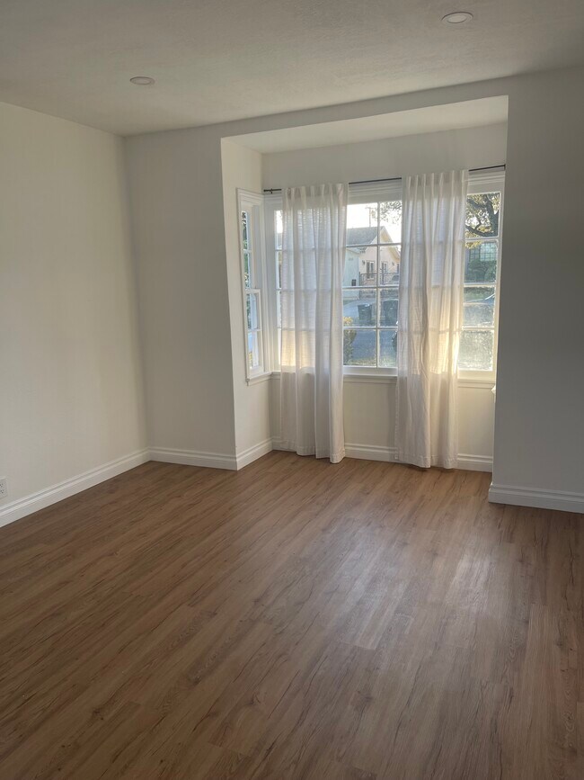 Main bedroom - 826 E Elmwood Ave