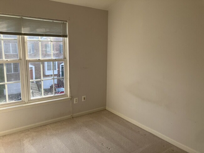 Building Photo - Elegant Gated Townhome with Sunroom Extension in Piedmont | 3 Bedrooms | 2 Full & 2 Half Baths