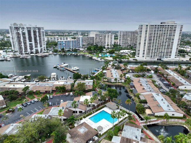 Building Photo - 2753 Parkview Dr S