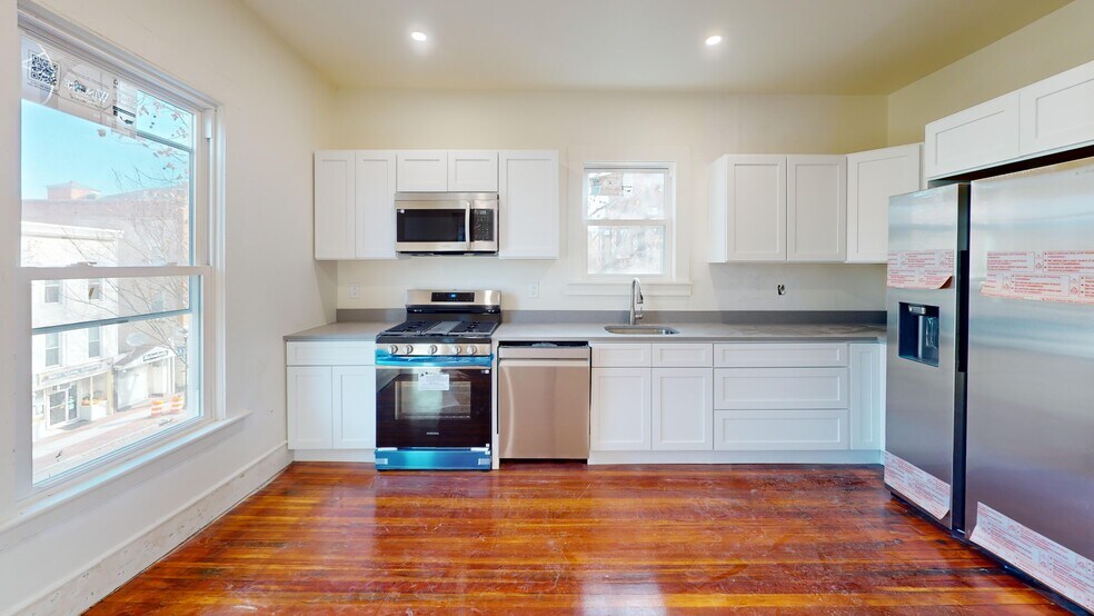 Building Photo - 736 Main St