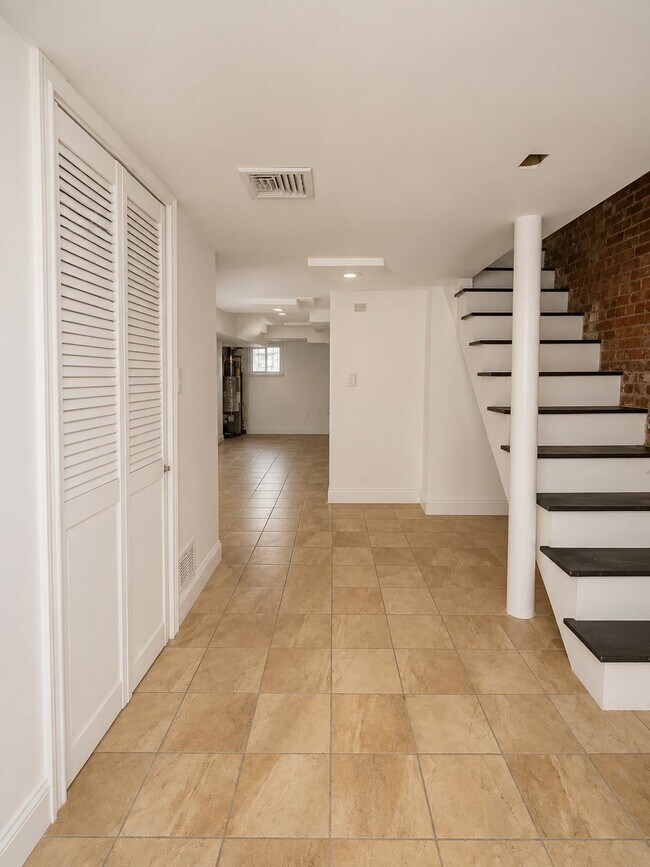 Building Photo - 60 Clifton Pl