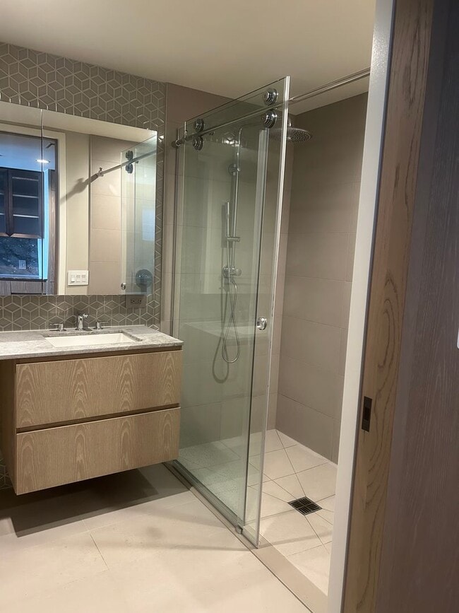 Building Photo - Luxury Unfurnished Studio with 1 Parking