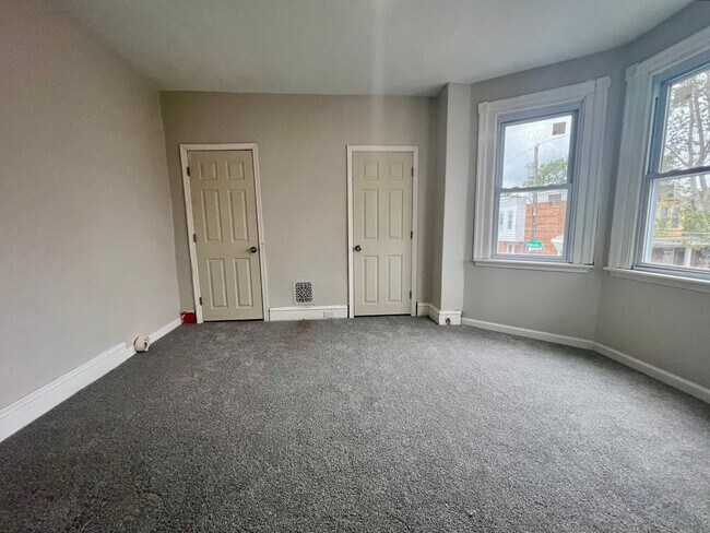 Building Photo - Newly Renovated 3-Bedroom Townhome! Available NOW!