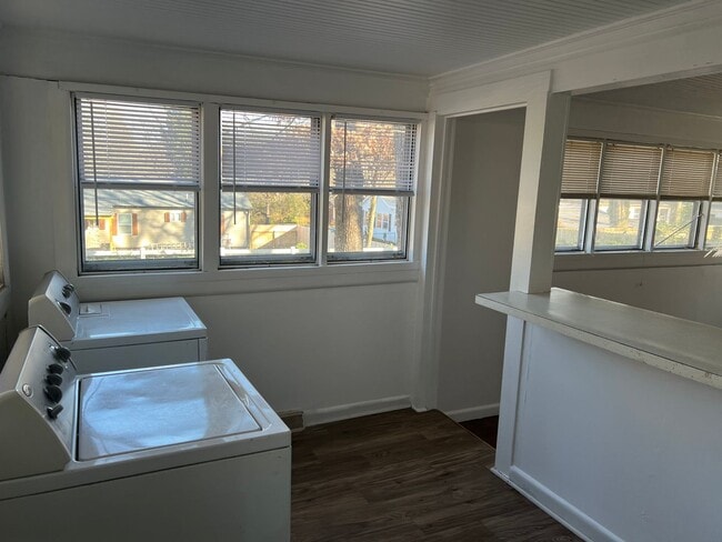 Building Photo - Beautiful 3 bedroom 1.5 bathroom house available!