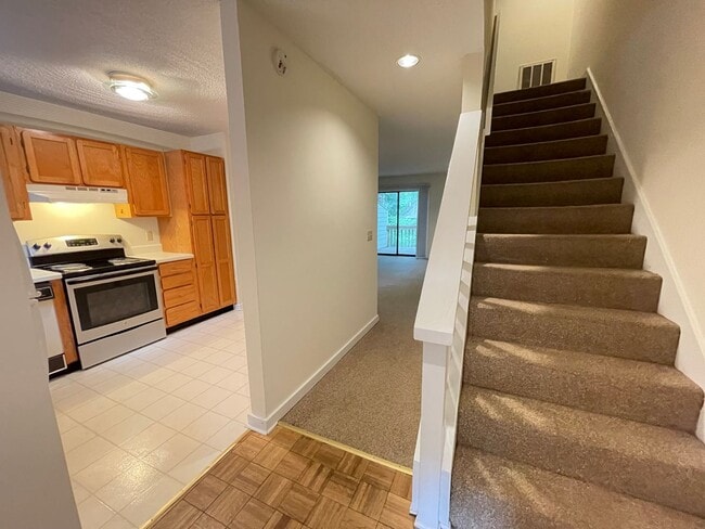 Building Photo - Nice 2br townhome in quiet neighborhood, r...