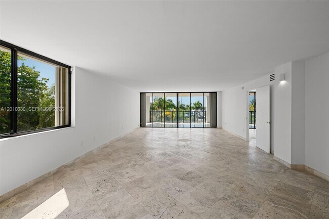 Building Photo - 2575 S Bayshore Dr