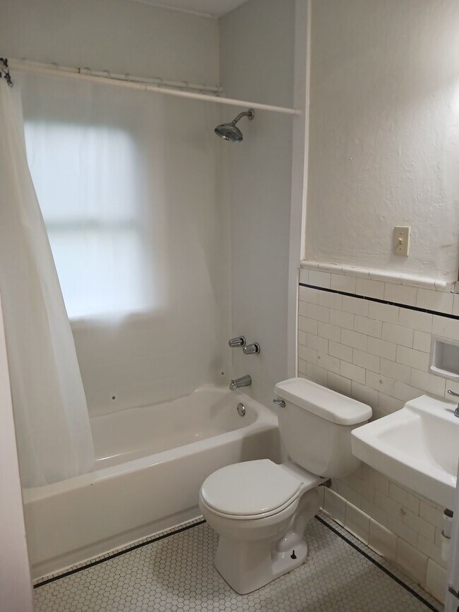 Building Photo - 4 bedroom 2 full baths Upper Northside Youngstown