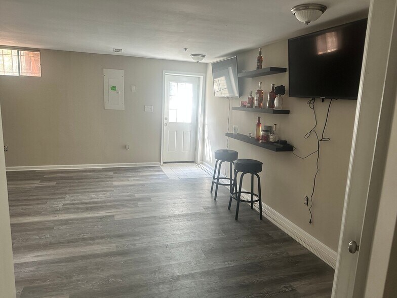 Building Photo - 8523 Grandhaven Ave