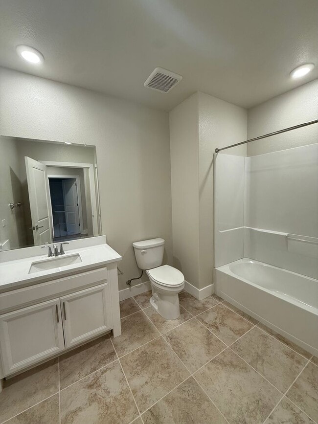 Building Photo - Premier 2/2 Condo in The Cannery