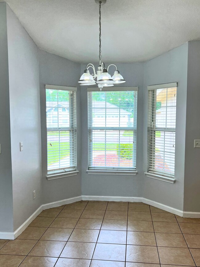 Building Photo - 3/2 centrally located!!