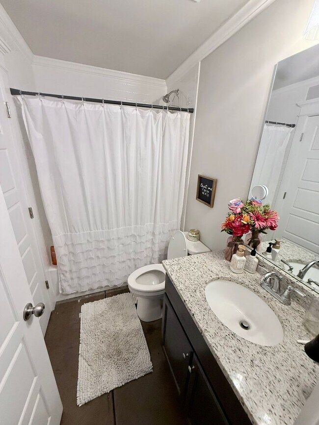 Building Photo - 4 BR/ 3.5 BA Home Located on MLK