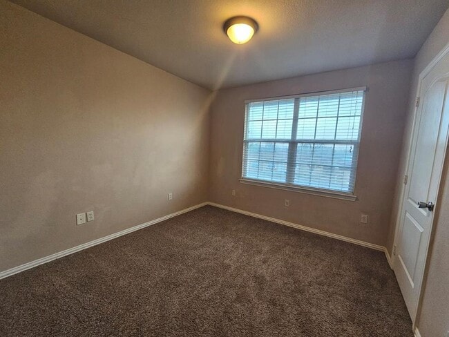 Building Photo - 604 NE Ave E Pl