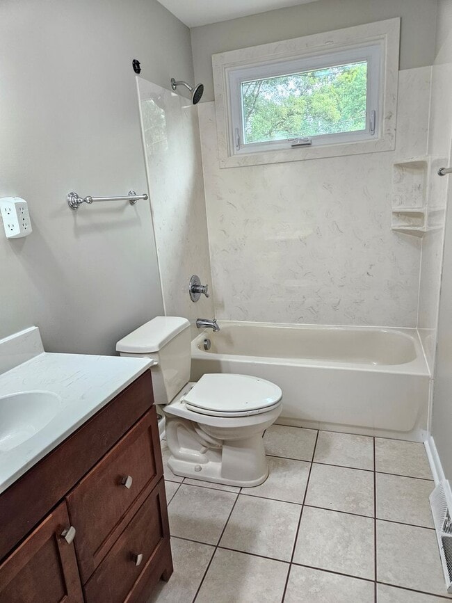 Building Photo - 3 Bedroom 1.5 Ba Brick Rancher Near I-64
