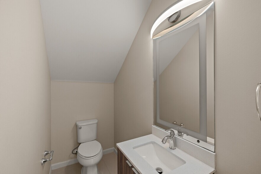 Building Photo - 1021 E La Cantera Ave