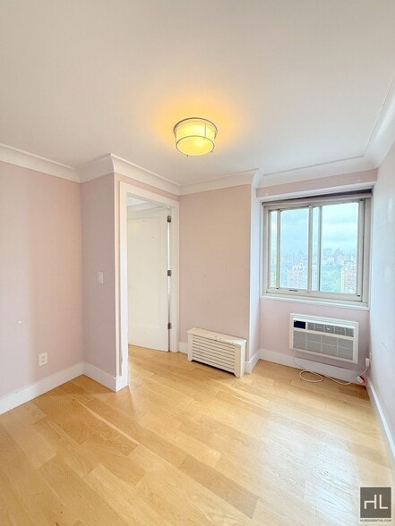 Building Photo - Renovated 2 bed 1 bath with washer and dryer - WEST 93 STREET