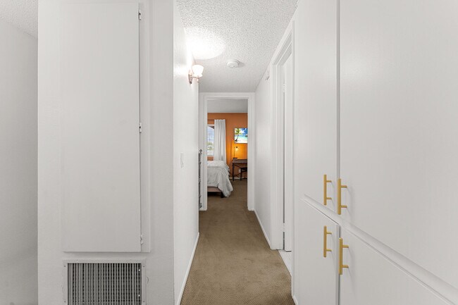 Building Photo - 2074 N Mira Vista Way
