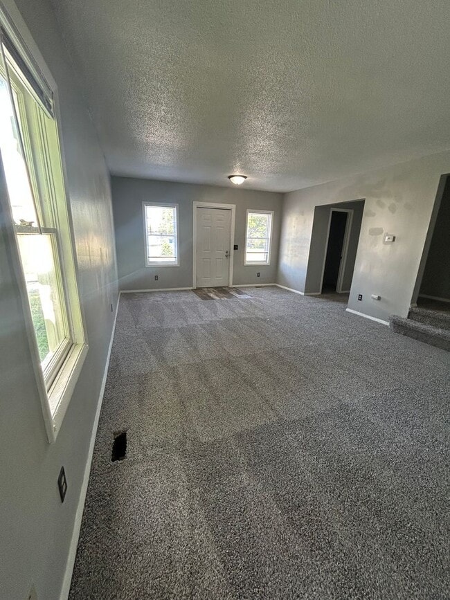 Building Photo - NEW LISTING! 3 BEDROOM HOUSE