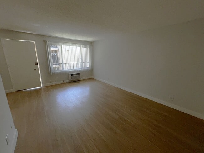 Interior Photo - 3139 - 957 Menlo Ave.