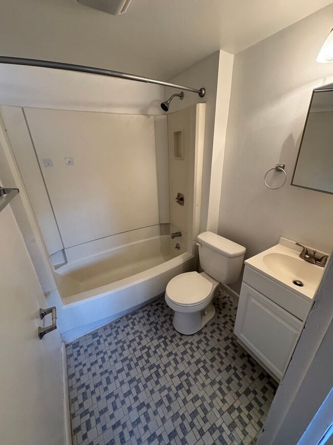 Building Photo - 331 Bracken Ave