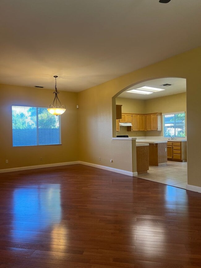Building Photo - 3 Bedroom Charmer in West Roseville!
