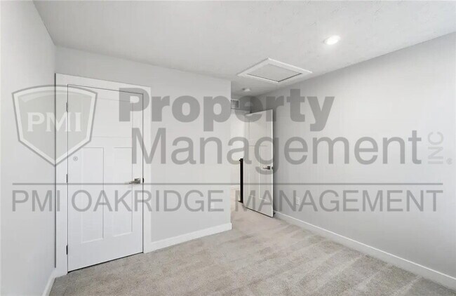 Building Photo - 3 Bed 3 1/2 Bath Single Family Home with Attached 2 Car Garage