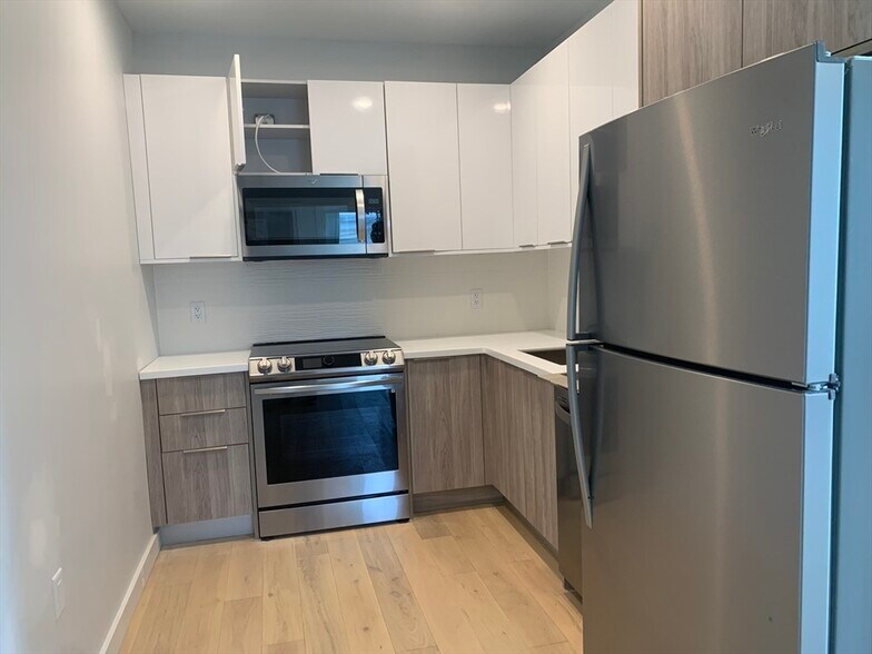 Building Photo - 63 Bow St