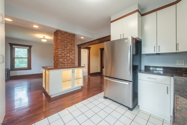 Building Photo - 13 Almira St