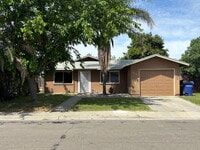 Building Photo - 2 Bedroom House Available Now for $1900!