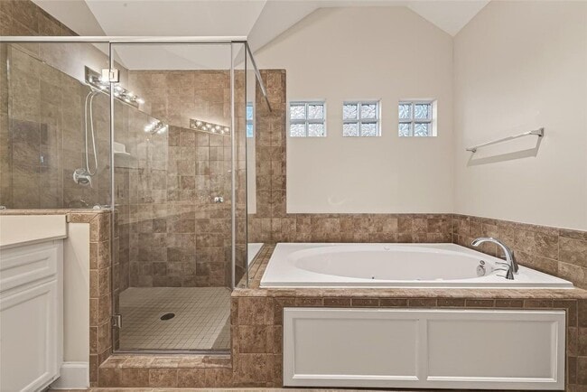 Building Photo - 11504 Main Pine Dr