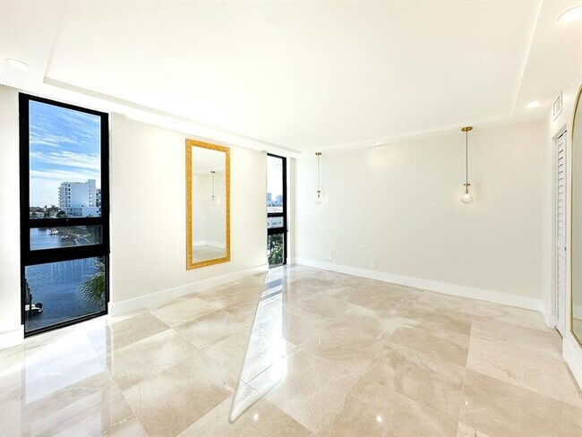 Building Photo - 4800 Bayview Dr