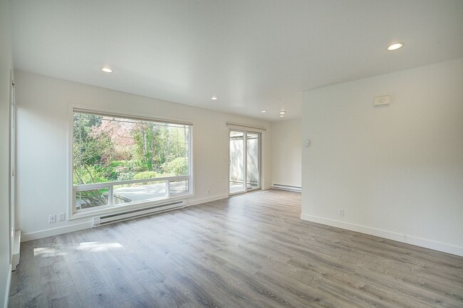 Building Photo - 2Bd/1Ba Issaquah Duplex