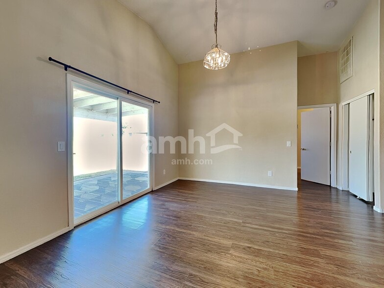 Building Photo - 8912 W La Reata Ave