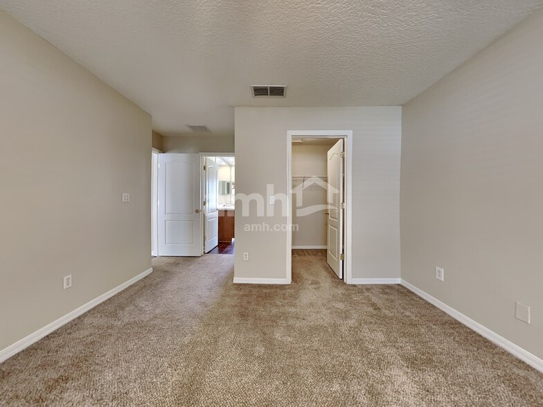 Building Photo - 10235 Meadow Pointe Dr