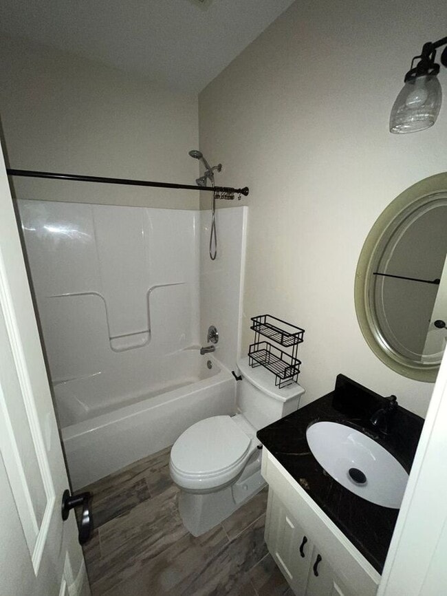 Building Photo - 5 Bedroom, 3 Bathroom California Split Sty...