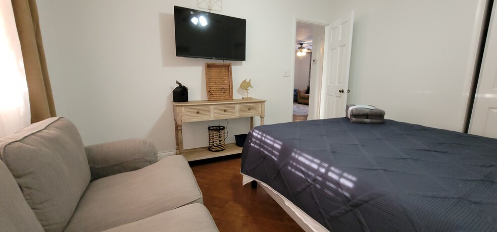 Tv in each bedroom - 1617 SE 4th St