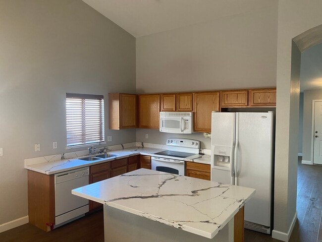 Building Photo - 3 bed 2 bath