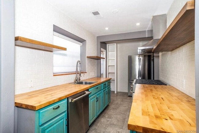 Building Photo - 7595 Saranac Ave