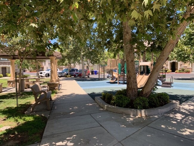 Building Photo - Beautiful 2 Bedrooms, 2 Baths Condominium with Attached Garage in Rancho Cucamonga.