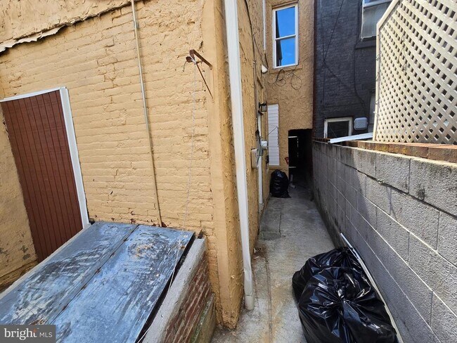 Building Photo - 411 Cedar St