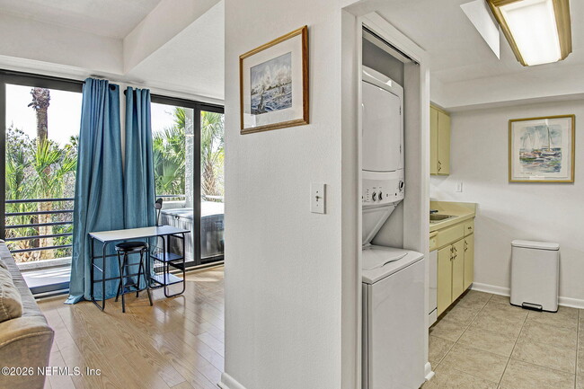 Building Photo - 743 Spinnakers Reach Dr