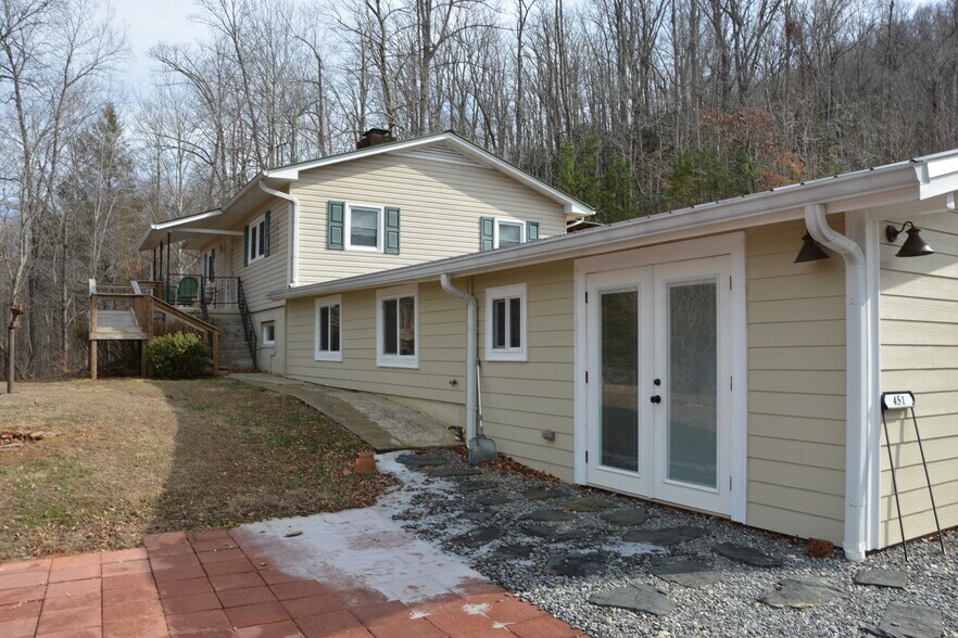 Building Photo - 451 Charlie Dr