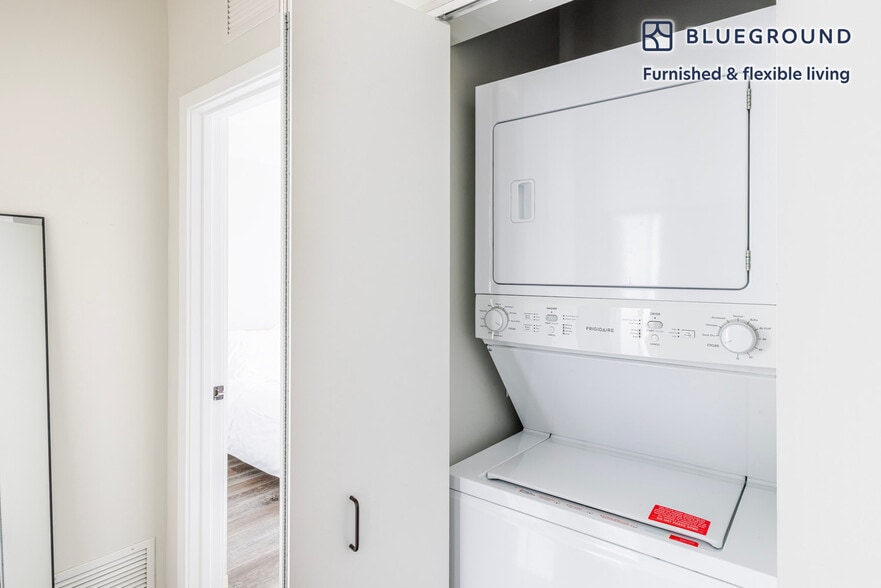 Building Photo - 6149 N Broadway