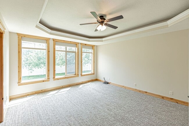 Building Photo - Beautiful- 5 bed/3 bath, 3 car garage and ...