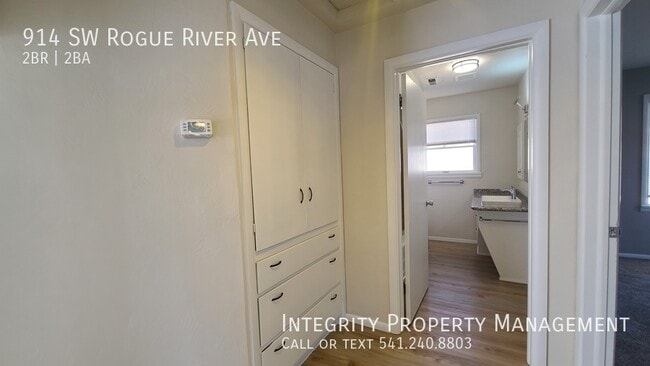Building Photo - 914 SW Rogue River Ave