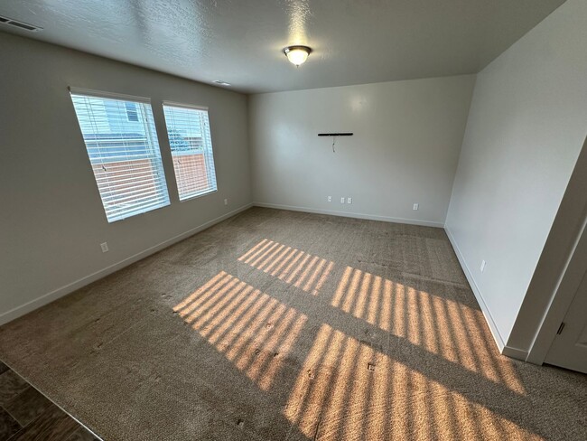 Building Photo - ***HALF OFF 1st MONTH*** 3bed, 2.5bath, 2,...