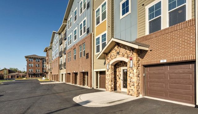 Building Photo - 670 E Algonquin Rd