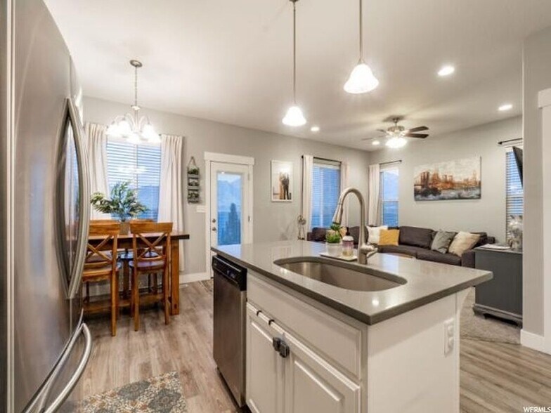 Building Photo - 132 W Silver Springs Dr